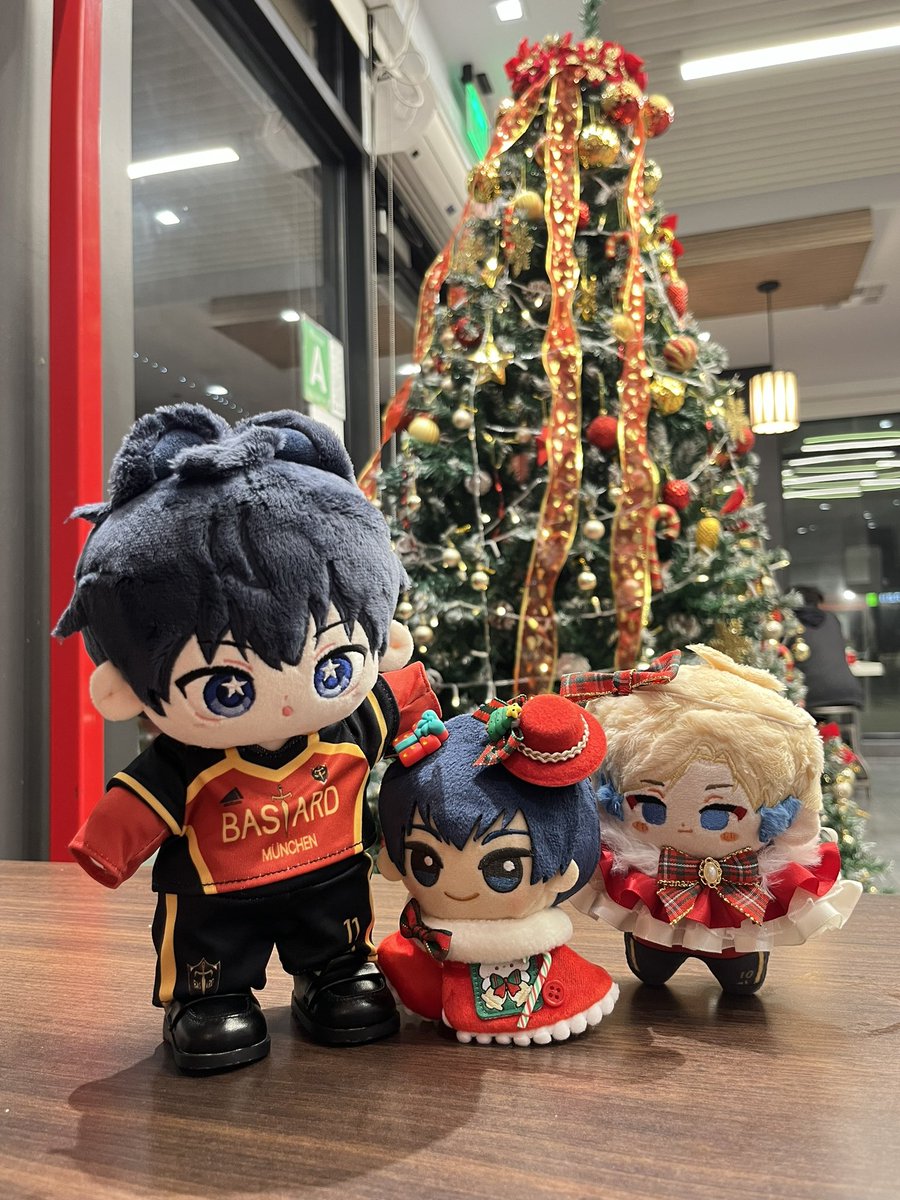 aedilynn's tweet photo. holiday kiis ! 🎄 https://t.co/KN0nVkqZBs