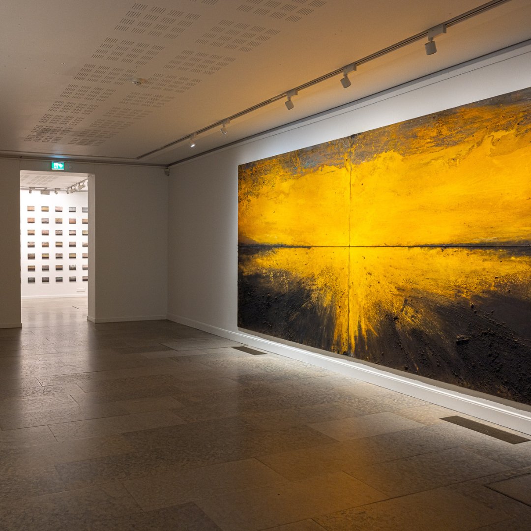 ”Maalaus on pyrkimystä täydellisyyteen, jota lähestytään toiston ja eron avulla. Tavoitteellisuus pitää maalaamisen käynnissä – se on olemassaolon kamppailua.” Mikko Paakkola
Paakkolan RED-näyttely on esillä Ars Novassa 19.1.2025 asti. bit.ly/3N8x7zM