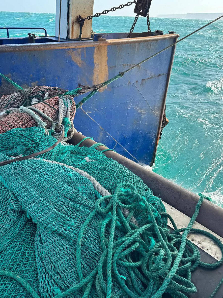 Idil_News's tweet photo. Residents of #Suuj and #Garmaal in #Nugal region of #Puntland have presented a ship they captured along with 18 crew members—16 of among whom are Chinese citizens.
They claimed they engaged in illegal fishing along the region's coast. #Somalia
https://t.co/Cy8CugXHmn