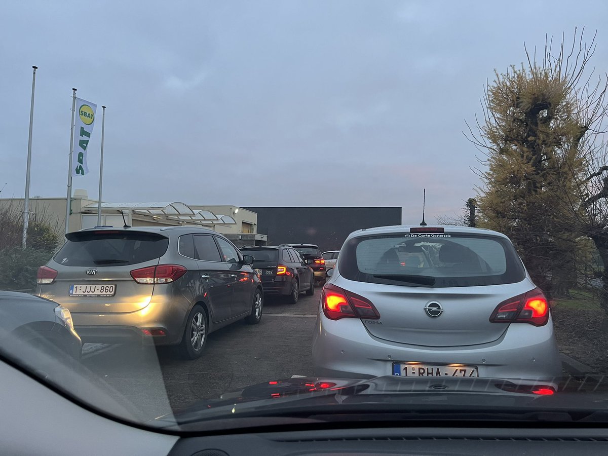 Wat is de zin om een afspraak te maken bij de autokeuring wanneer je dit ziet!?
Ook last van je rug bij langdurig zitten in de wagen? Vraag jullie gratis Health2Work kennisdocument ‘ergonomisch zitten in de wagen’ aan. Geert.vindevogel@health2work.be