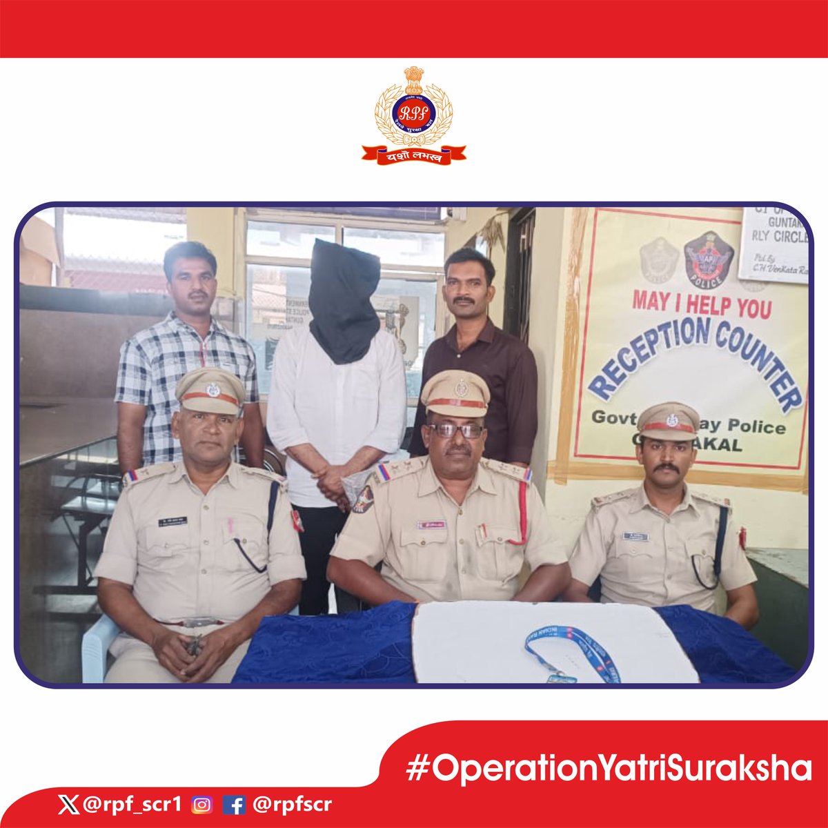 rpf_scr1's tweet photo. #RPF &amp; #GRP nabbed a fraudster with a counterfeit identity card impersonating as TTE at #Guntakal station.
#ActionAgainstCrime #SentinalsOnRail

@RPF_INDIA @rpfscrgtl1 @RailMinIndia @SCRailwayIndia https://t.co/kVbjReyRe4
