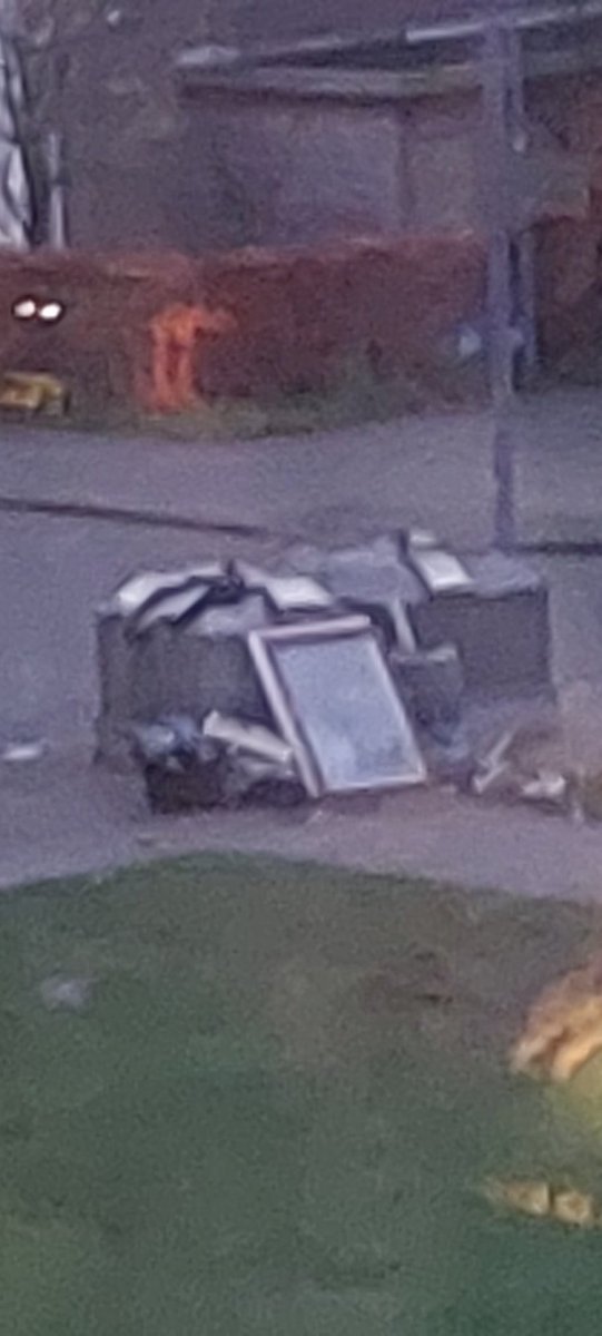 RotterdamJuice's tweet photo. Deze mensen blijven maar hun afval dumpen bij de wijkcontainers aan de schoonveld/moerveld te Rotterdam zuid. Zij wonen op de moerveld 4. En al meerdere klachten ingediend bij de @rotterdam maar er veranderd niets.Wij wonen hierdoor op een vuilstort, smerig en ongehoord! https://t.co/NBIs4wRUw4