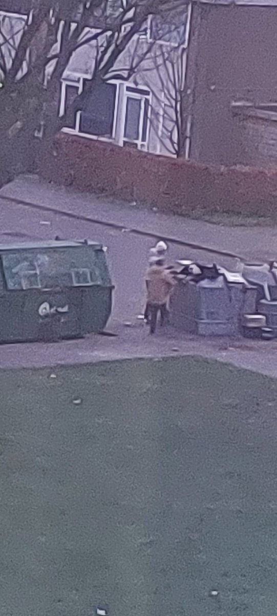 RotterdamJuice's tweet photo. Deze mensen blijven maar hun afval dumpen bij de wijkcontainers aan de schoonveld/moerveld te Rotterdam zuid. Zij wonen op de moerveld 4. En al meerdere klachten ingediend bij de @rotterdam maar er veranderd niets.Wij wonen hierdoor op een vuilstort, smerig en ongehoord! https://t.co/NBIs4wRUw4