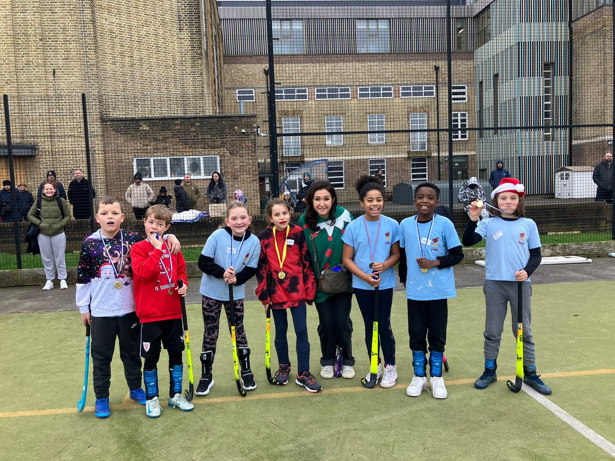 Our U10 tournament winners and their Manager Karen 🤩🙌🏼🙌🏼. Congratulations everyone, you’ve achieved so much in your first term of hockey and we look forward to seeing you all again in the New Year.