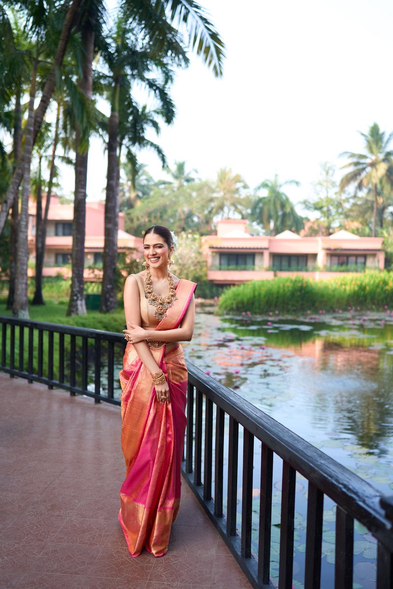 MalavikaM_'s tweet photo. ‘Pattu’ saree + traditional South Indian temple jewelry + mogras in the hair + wearing my favourite colour = absolute love 💕🌸✨ https://t.co/hV3yVXhJe1