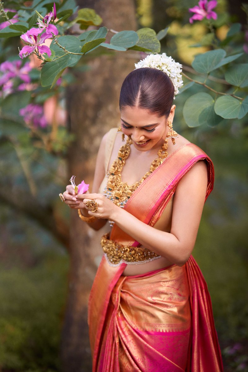 MalavikaM_'s tweet photo. ‘Pattu’ saree + traditional South Indian temple jewelry + mogras in the hair + wearing my favourite colour = absolute love 💕🌸✨ https://t.co/hV3yVXhJe1