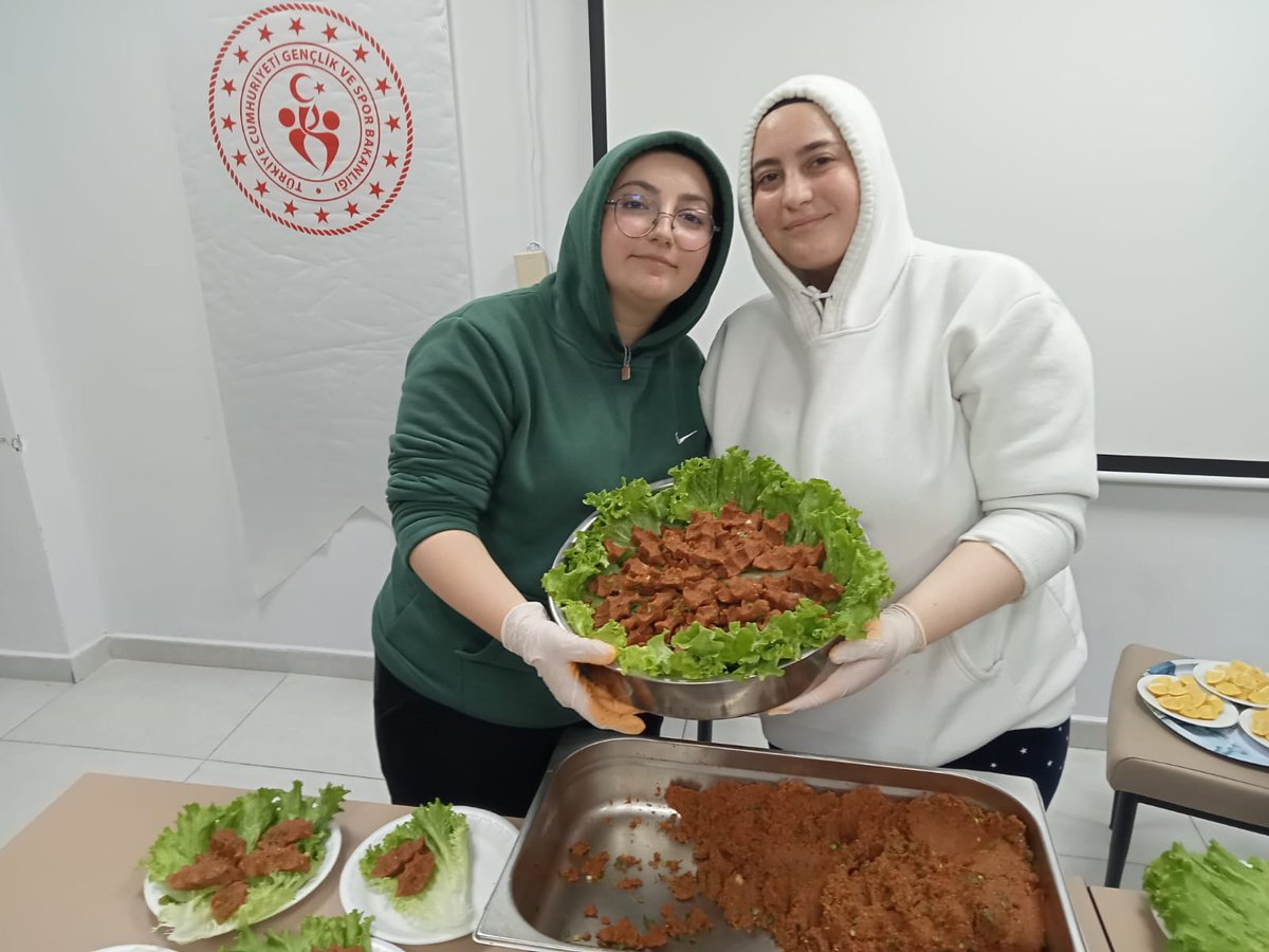 SamsunKYGM's tweet photo. Canik Yurdumuzda, öğrencilerimizle biz bize moral akşamları etkinliği kapsamında çiğ köfte yapılarak sıra gecesi düzenlendi.
#GSBYurtları https://t.co/43nZRoFiSG