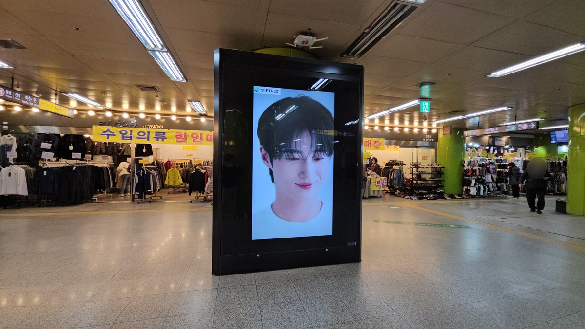 giftreeofficial's tweet photo. "When will Grand Prince Ian arrive...? 🥺"
#ByeonWooseok, the 2nd place winner of November's Popular Star vote, now has his ad running! 💙
🗓 12/16–12/30
📍 CM Board at Hapjeong Station, Exit 2 (Displayed on 2 screens)
👉 Vote here: https://t.co/GJRyOV6gG5
#Giftree #AdProof https://t.co/8mjTmC1A5r