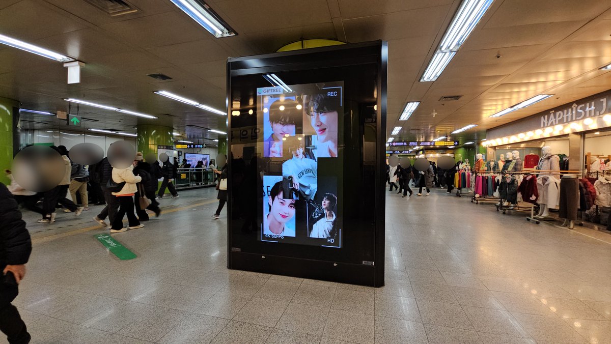 giftreeofficial's tweet photo. "When will Grand Prince Ian arrive...? 🥺"
#ByeonWooseok, the 2nd place winner of November's Popular Star vote, now has his ad running! 💙
🗓 12/16–12/30
📍 CM Board at Hapjeong Station, Exit 2 (Displayed on 2 screens)
👉 Vote here: https://t.co/GJRyOV6gG5
#Giftree #AdProof https://t.co/8mjTmC1A5r