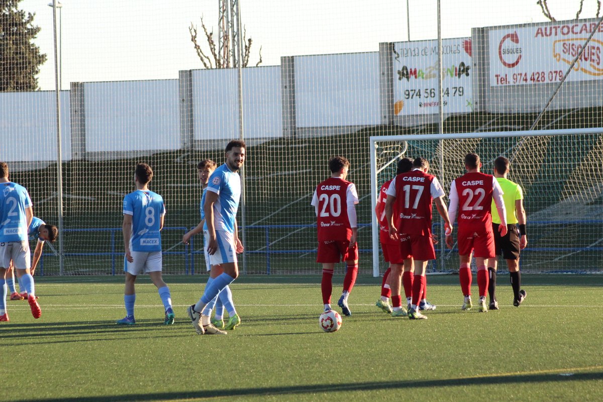 🟢Amine: "No es casualidad que estemos en la parte alta de la tabla"

🎙️Entrevista con el central del <a href="/cdbinefar/">Club Deportivo Binéfar</a> que logró el gol de la victoria contra el Caspe (3-2) en el minuto 97. El equipo celeste sigue en lo más alto de la tabla en 3ª RFEF aragonesa

ondacerocinca.es/2024/12/16/ami…