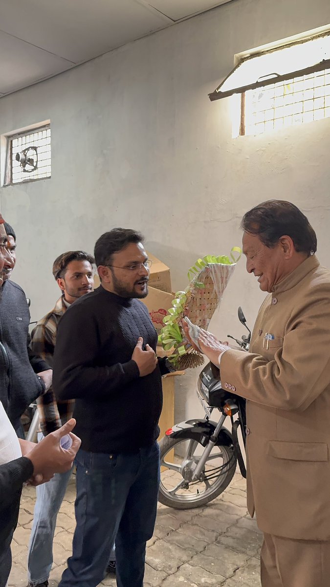 FaizulHaqueAdv's tweet photo. है मुझे भी उसका हिस्सा बनने का मौका मिला और अपने कर्तव्यों और दायित्वों को मैंने पूर्व निष्ठा और ईमानदारी से निर्वहन किया।इसी क्रम में आज पार्टी का कार्यकर्ता होने के नाते आज रामनगर नगरपालिका से अध्यक्ष पद के लिए श्री कुंजवाल जी , प्रभारी कांग्रेस के समक्ष अपनी दावेदारी की। https://t.co/MiSw9VGJJt