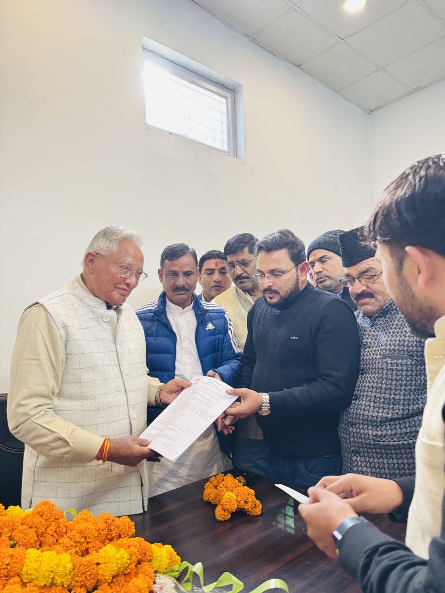 FaizulHaqueAdv's tweet photo. है मुझे भी उसका हिस्सा बनने का मौका मिला और अपने कर्तव्यों और दायित्वों को मैंने पूर्व निष्ठा और ईमानदारी से निर्वहन किया।इसी क्रम में आज पार्टी का कार्यकर्ता होने के नाते आज रामनगर नगरपालिका से अध्यक्ष पद के लिए श्री कुंजवाल जी , प्रभारी कांग्रेस के समक्ष अपनी दावेदारी की। https://t.co/MiSw9VGJJt