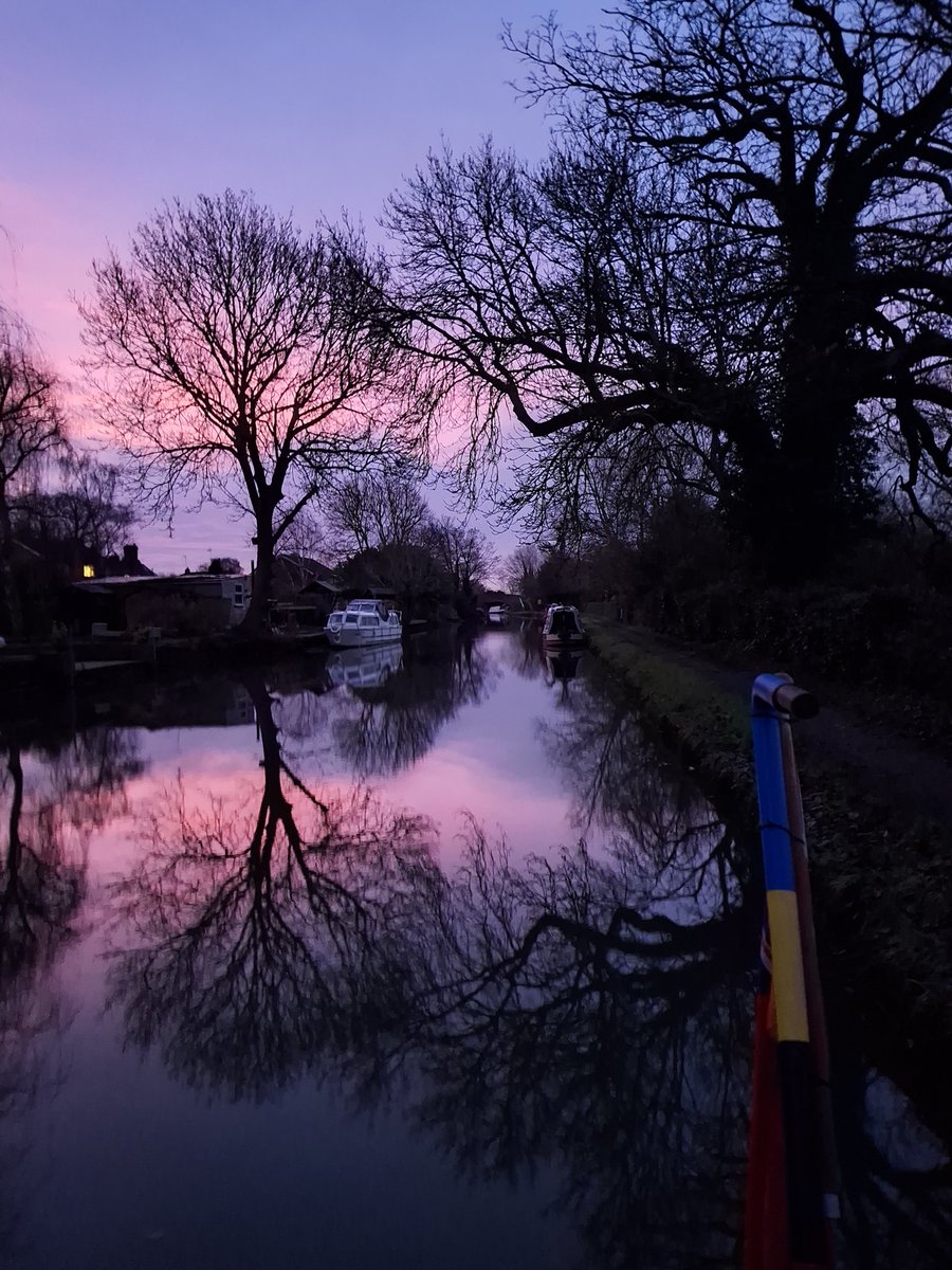 DeenaI's tweet photo. Beautiful birth of a new day - appropriate on the day we're up bright and early to get to our special small person's nativity performance. 

#sunrise #reflections #river #narrowboat #lifeafloat #nativity https://t.co/bqX3yrPC5R
