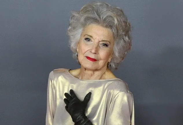 Hoy en el cielo brilla una estrella más. 
Lo hace con fuerza, de forma combativa e inspiradora. Gracias, Marisa, por tu legado dentro y fuera de la pantalla y por avanzar siempre el paso de manera libre. 
#marisaparedes