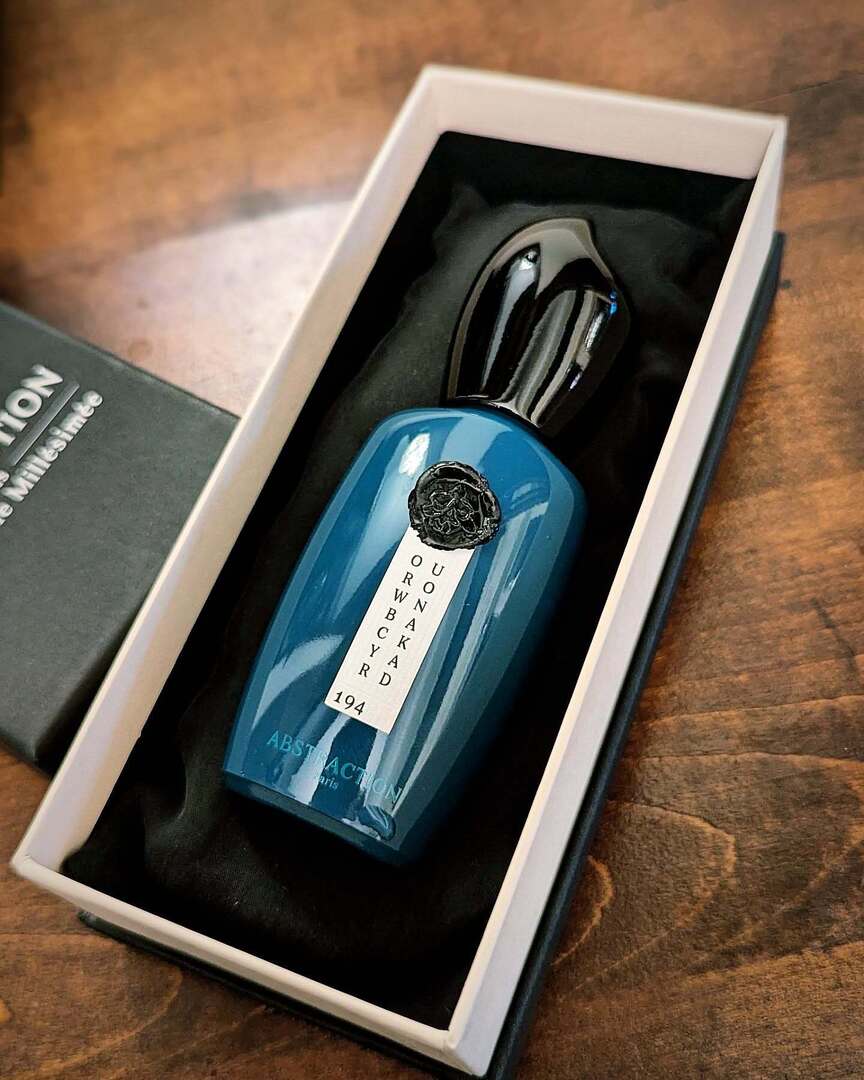 Tourner autour d'un parfum. Avoir le coup de foudre, mais se méfier de cette passion soudaine. Oublier. Y repenser. Souvent. Le vouloir quand le portefeuille est vide et se dire "Le mois prochain !". Puis la vie, ses montagnes russes, ses priorités multi… instagr.am/p/DDq_6BfoMH3/