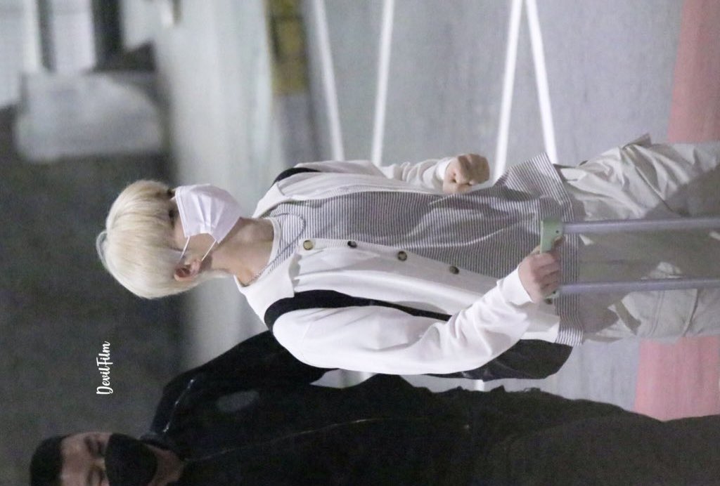131isbest's tweet photo. 어째서 공항이 이 남자의 사복 퍼스널컬러..𝙈𝙄𝘾𝙃𝙄𝙉 https://t.co/RtVtBz0QTq