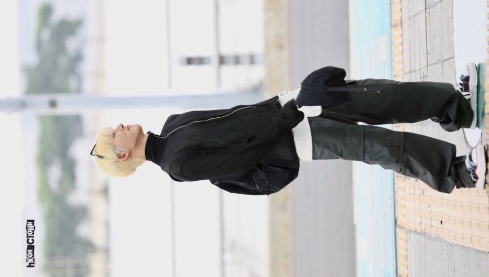 131isbest's tweet photo. 어째서 공항이 이 남자의 사복 퍼스널컬러..𝙈𝙄𝘾𝙃𝙄𝙉 https://t.co/RtVtBz0QTq