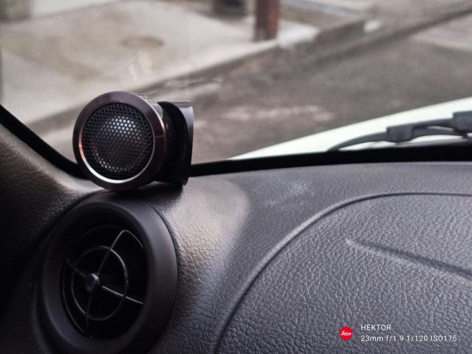 掃除の時に誤ってもいでしまった左側のツイーターと一緒にコペン時計を固定しておいた。
時計は小さすぎてファスナーテープではグラグラだったので両面テープ、ツイーターは取れてくれないと窓掃除がしにくいのでファスナーテープでとめてある。 