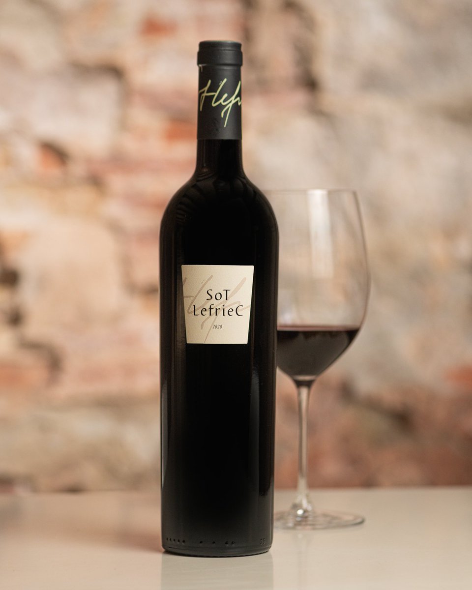 vilaviniteca's tweet photo. Sot Lefriec es el tinto de culto de Irene Alemany y Laurent Corrio y uno de los más aclamados del Penedès. Ensamblaje de cariñena, merlot y cabernet sauvignon con 25 meses de crianza. Solo 1.080 unidades de la añada 2020. Gran longevidad. #vinodeldía https://t.co/S4ErUYBfiv https://t.co/OdbHuSvQQO