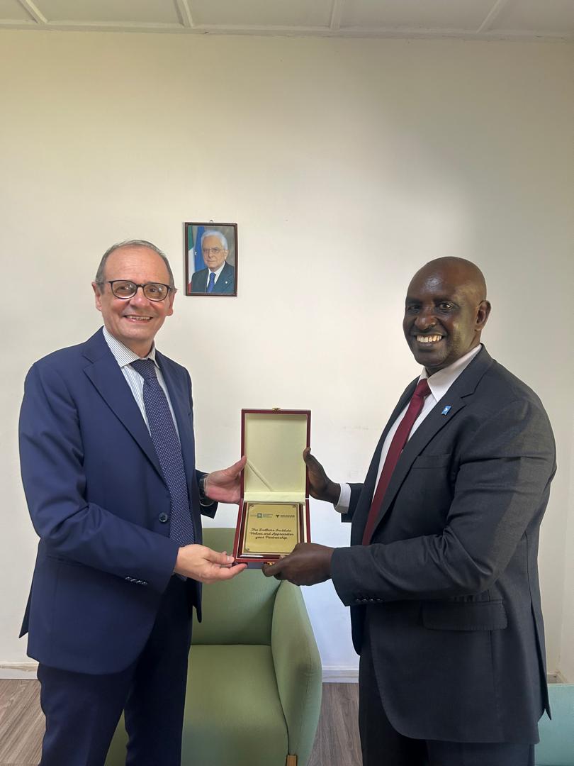 Dallaire_ACOE's tweet photo. While in 🇪🇹, our Director got the privilege to meet H.E Maurizio Busanel, the Permanent Representative of #Italy 🇮🇹 to the #AfricanUnion, and discussed the possibility of jointly contributing to achieving sustainable #peacesecurity on the continent.

#childrenpeacesecurity https://t.co/XWBeVWHSZp