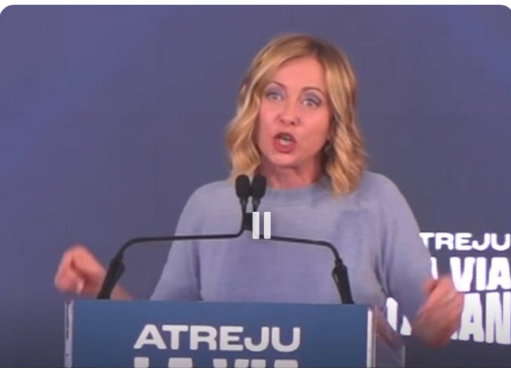 UGirovago77000's tweet photo. #Atreju2024
Veemente intervento finale di @GiorgiaMeloni
per spiegare cosa farebbe se fosse al governo😂 https://t.co/VgiEn2qDE4