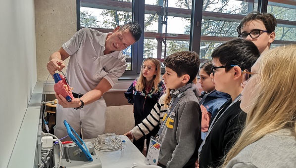 Rund 500 Teilnehmer*innen bei der Jungen Kepler Uni 2024 🧪 go.jku.at/n24y1