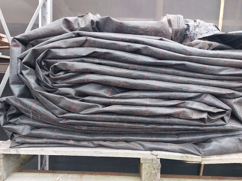 awestendorp's tweet photo. gratis af te halen. 7 pakken gronddoek zoals te zien op foto's 
maat ongeveer 12 x 25 meter
in het doek "bedden" met gaten, 4 per strekkende meter, 8 per m2
zie foto voor wat ik bedoel met bedden https://t.co/c8PNcxpnLt