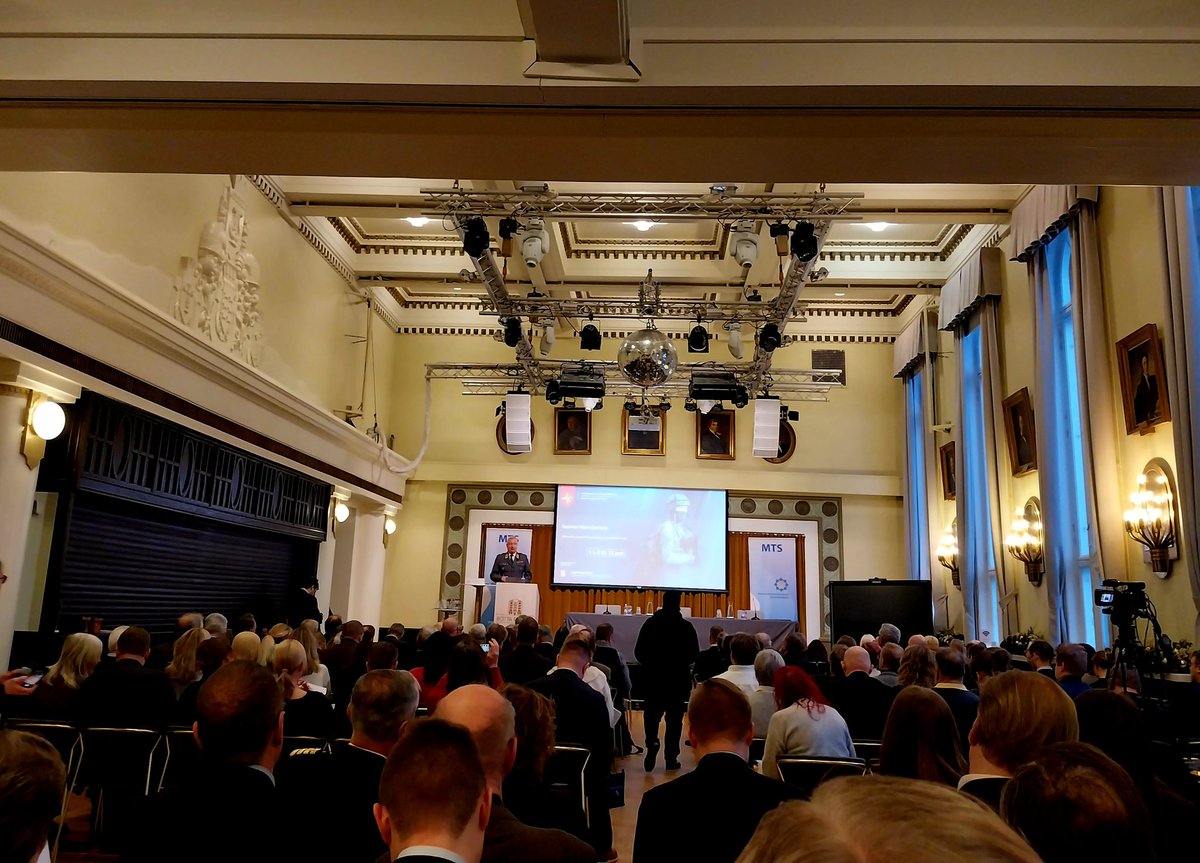 Maanpuolustustiedotuksen suunnittelukunnan MTS:n ulko- ja turvallisuuspoliittinen seminaari, jossa teemoina Ukraina, Nato, Asevelvollisuus, Kokonaisturvallisuus... Nyt äänessä kenraali Sami Nurmi puolustusministeriöstä.