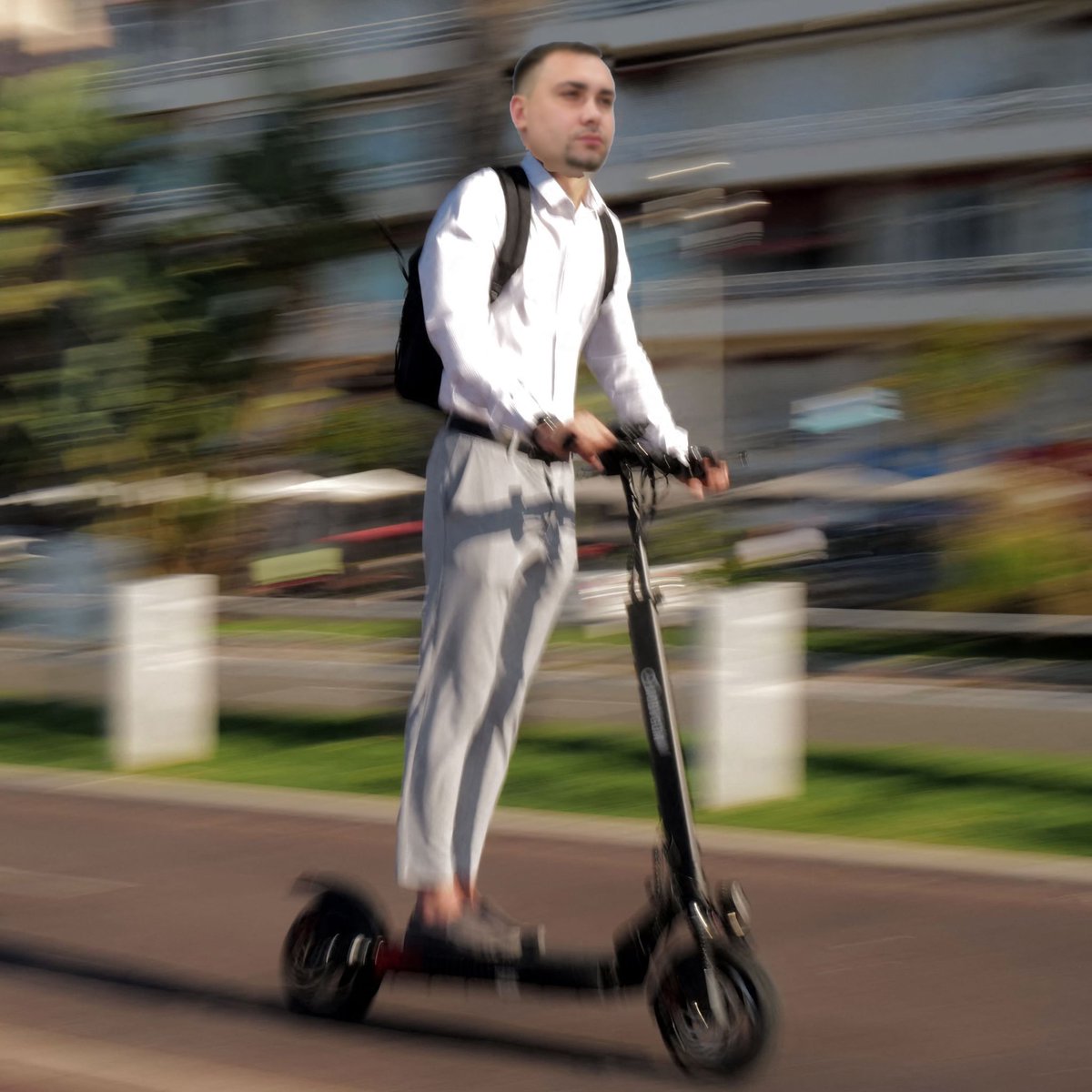 DailyFellaNews's tweet photo. Mystery man seen fleeing the scene of the bombing of russian General Igor Kirillov. https://t.co/iiSdm1gfZI