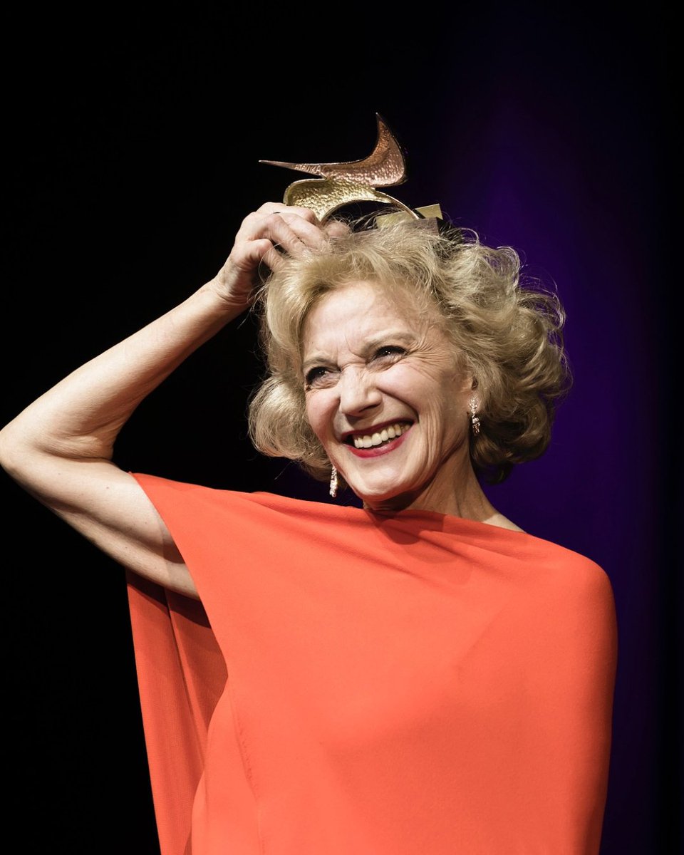 Fallece a los 78 años nuestra amiga y compañera
Marisa Paredes, premio a 'Toda una vida' de la Unión de Actores y Actrices en su 28 Edición.

Tu legado siempre será eterno. 
Descansa en paz 🕊