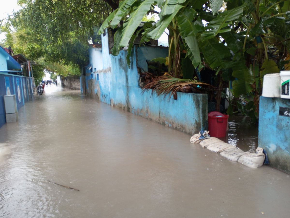 NDMAmv's tweet photo. މިހާރު ރާއްޖެއަށް ކުރަމުންދާ ވިއްސާރައިގައި ޅ.ކުރެންދޫ، ނ.ހެނބަދޫ އަދި ކެނދިކުޅުދޫ އަށް ބޯކޮށް ވާރޭވެހި ފެންބޮޑުވެ  ގެއްލުންތަކެއް ލިބެމުންދާތީ ، މިކައުންސިލްތަކާއި ގުޅިގެން އެފަރާތްތަކަށް ބޭނުންވާ އެހީތެރިކަން ފޯރުކޮށްދިނުމުގެ މަސައްކަތް މި އޮތޯރިޓީން މިދަނީ ކުރަމުން. https://t.co/2N22lBSg8E