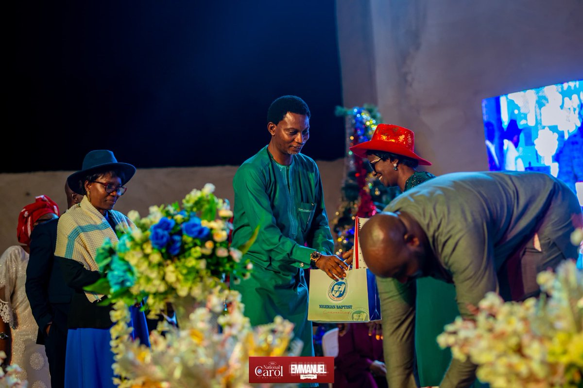 OfficialNBCHQ's tweet photo. Snapshots of Pastor Sunshine Akanji presenting gifts on behalf of the Convention to all Lesson readers at the Carol. 🎁✨

#NBCNightOfWonders
#NigerianBaptistConvention https://t.co/yjE5TRQvGR