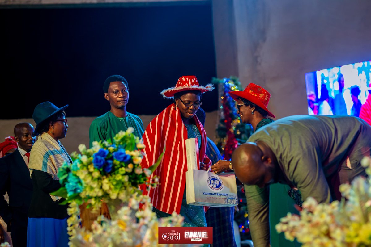 OfficialNBCHQ's tweet photo. Snapshots of Pastor Sunshine Akanji presenting gifts on behalf of the Convention to all Lesson readers at the Carol. 🎁✨

#NBCNightOfWonders
#NigerianBaptistConvention https://t.co/yjE5TRQvGR