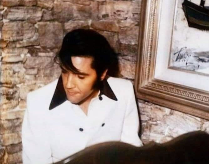 beautiful captures of elvis at his front gate w/ fans 
&amp; then a rare shot of him relaxing (his messy hair &amp; unbuttoned jacket) inside his hillcrest home behind the piano 

he looks so fantastic in this double breasted black &amp; white jacket ⊰

hillcrest home 
beverly hills 
1968 ~