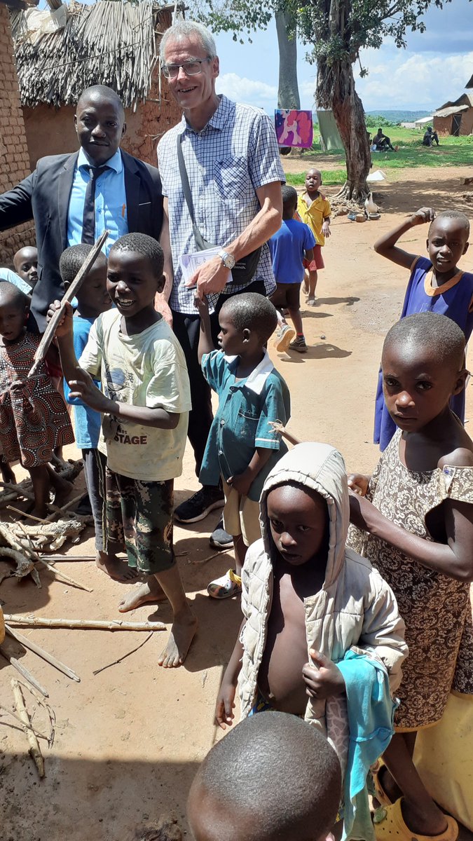 FriedrichsenRow's tweet image. Dan from Buwange / Uganda and pastor Roland from Augsburg / Germany on Buvuma Island to bring the Gospel all people (also to the kids!)