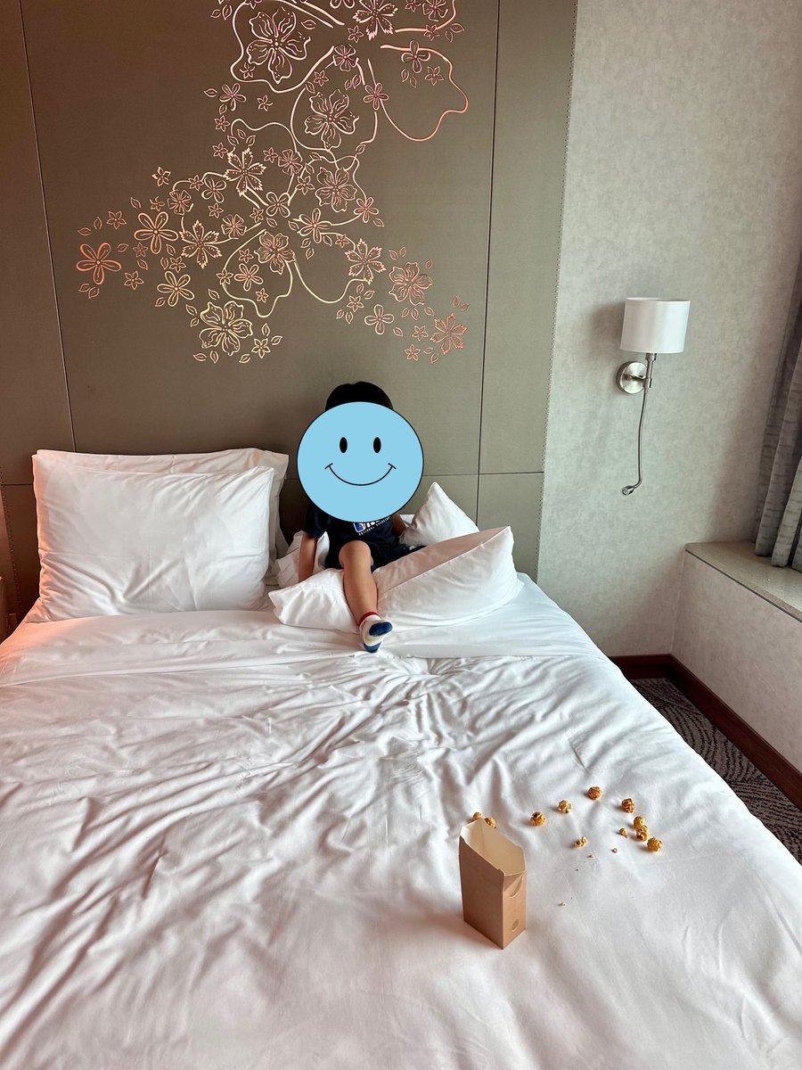 X_Kyonp's tweet photo. つかの間の #Staycay @WHotels セントーサコーブ。チェックイン後、ポップコーンを早速ベッドにぶちまけて、センスチェックする長男氏🦖。
ディナーはお約束のレストランSKIRTで。AMEXのPlatinum提示で50%オフプロモーション😋 https://t.co/hfAejmZZrM