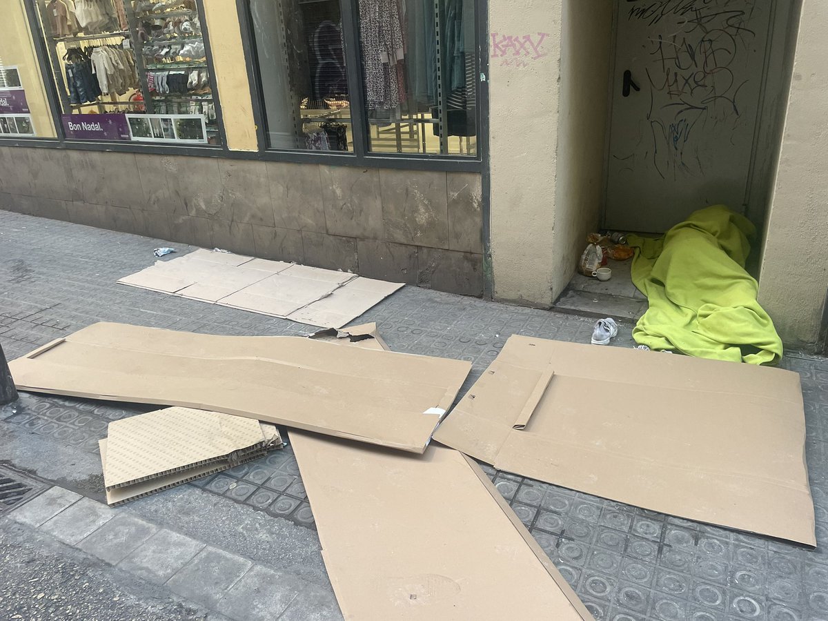 Jorch1122's tweet photo. @GUBBarcelona @bcn_ajuntament  carrer d’en Roig, 08001 Barcelona https://t.co/WCJaMbzlYc