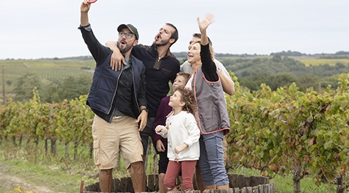 TF1Pro's tweet photo. #Audiences @TF1 

La fiction À TES CÔTÉS avec @JarryAtypique large leader sur cibles avec en moyenne :

✅22% de PdA FRDA-50
✅21% de PdA 25-49
✅23% de PdA 15-24

La fiction est disponible en streaming sur @tf1plus https://t.co/h5q44JEL8I