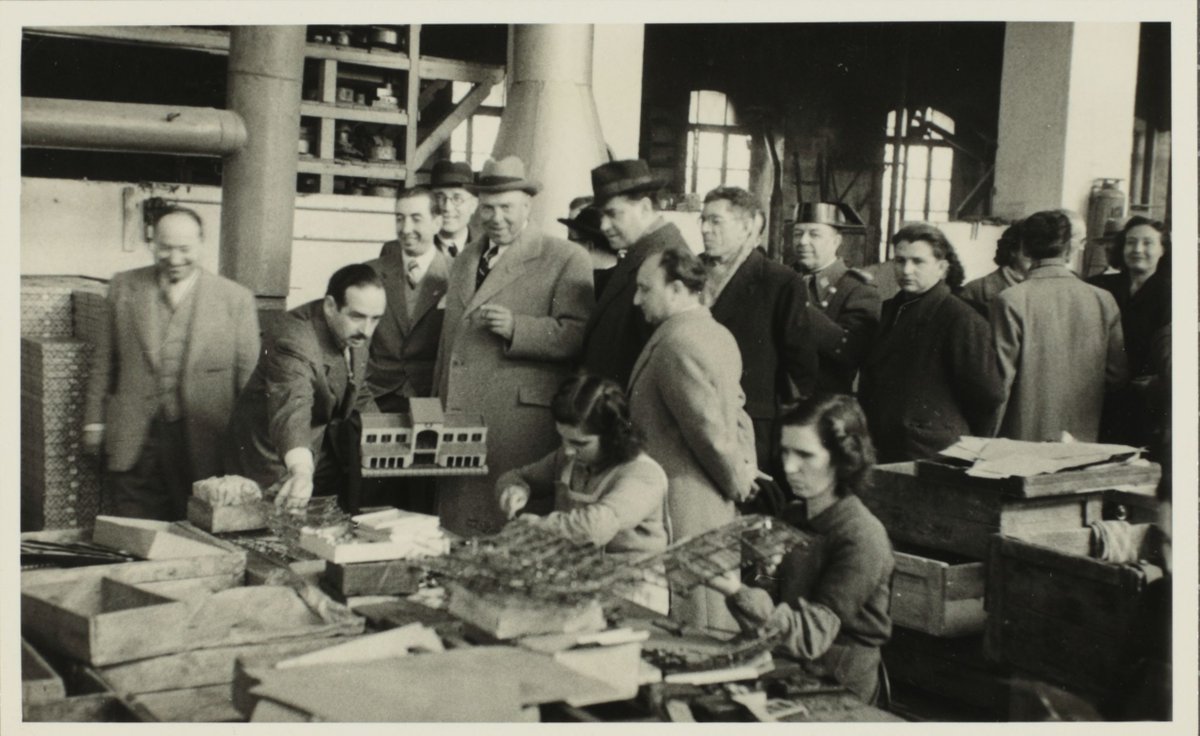 La industria juguetera está trabajando a toda máquina para surtir a los magos de oriente. Unas fotografías de las fábricas de juguetes de la provincia de Alicante en la década de los cuarenta del siglo XX . Pertenecen al fondo fotográfico Paternina.