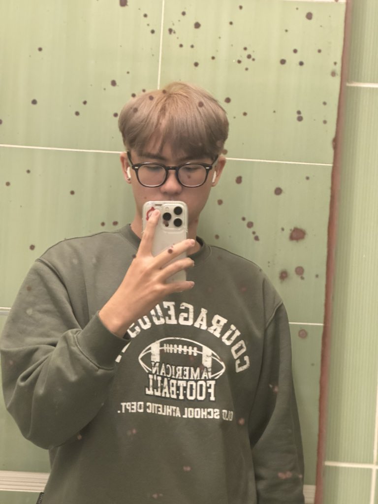 jimmylinlin030's tweet photo. 公司鏡子好奇怪 https://t.co/d7Eq8X8fT4