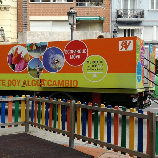 AjuntamentVLC's tweet photo. 🚮Hui els #ecoparcs mòbils🚛de @ValenciaNetaVLC⌚fins les 20h a⤵️
📍Pl. Miquel Català Gomis👉#SantMarcel·lí-#CamíReial
📍C/Santa Amàlia, 2-c/Poeta Bodria👉#Trinitat
📍C/Sant Francesc de Paula 👉#Natzaret
⌚ De 10 a 19h @Emtre_AMV a📍#Tabaquera👉C/ Naturalista Arévalo Baca https://t.co/LwqmNQN6Rf