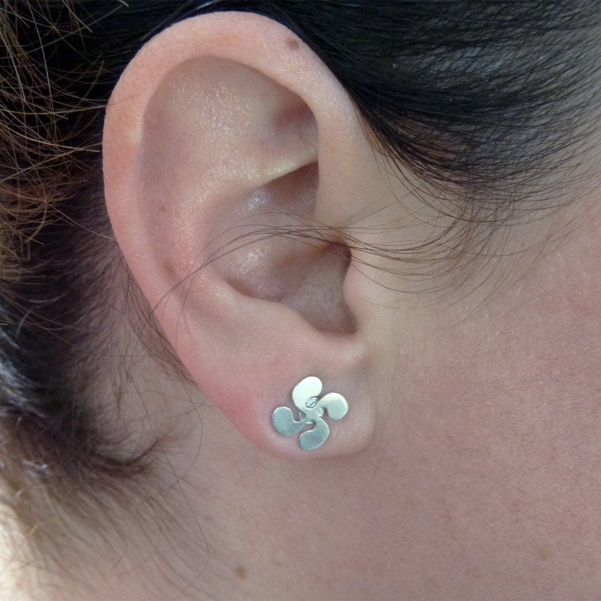 Plataica's tweet photo. Pequeños y ligeros #pendientes #Lauburu de #plata925
👉 https://t.co/CeeKuYIm8U
#opari #bitxi #bitxiak #EuskalHerria #joyeríaartesanal #hechoamano #envíogratis https://t.co/2Ji63BJbcV