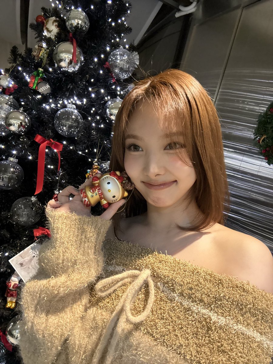 imnayeonbbl's tweet photo. 241215 🐰📸 https://t.co/UGX6s3V25l