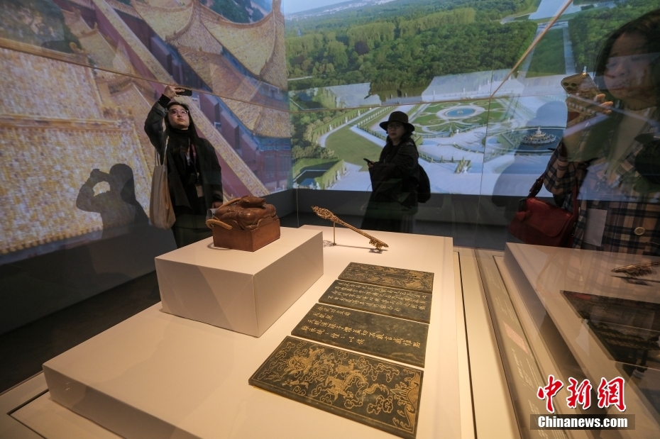 PDChinese's tweet photo. 【香港故宮文化博物館舉行特展“當紫禁城遇上凡爾賽宮”】為慶祝中法建交60周年及中法文化旅遊年，香港故宮文化博物館、故宮博物院與法國凡爾賽宮聯合主辦特展“當紫禁城遇上凡爾賽宮——十七、十八世紀中法文化交流”。展覽展出近150件來自故宮博物院、凡爾賽宮收藏的珍貴文物，將於12月18日向公眾開放。 https://t.co/d6K66kyh4X