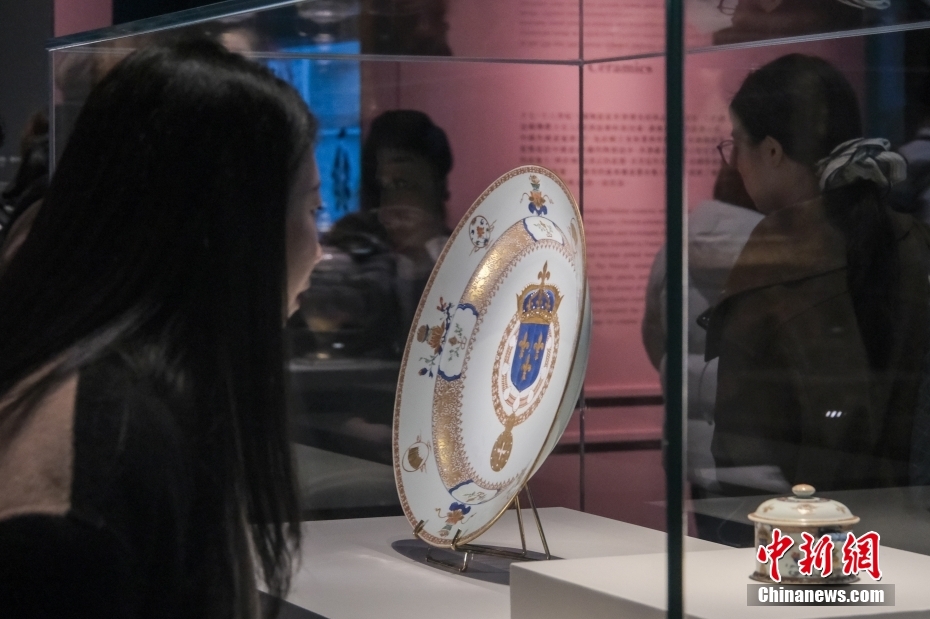 PDChinese's tweet photo. 【香港故宮文化博物館舉行特展“當紫禁城遇上凡爾賽宮”】為慶祝中法建交60周年及中法文化旅遊年，香港故宮文化博物館、故宮博物院與法國凡爾賽宮聯合主辦特展“當紫禁城遇上凡爾賽宮——十七、十八世紀中法文化交流”。展覽展出近150件來自故宮博物院、凡爾賽宮收藏的珍貴文物，將於12月18日向公眾開放。 https://t.co/d6K66kyh4X