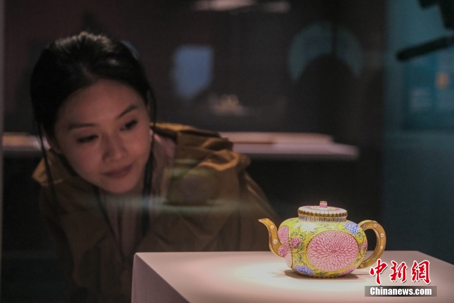 PDChinese's tweet photo. 【香港故宮文化博物館舉行特展“當紫禁城遇上凡爾賽宮”】為慶祝中法建交60周年及中法文化旅遊年，香港故宮文化博物館、故宮博物院與法國凡爾賽宮聯合主辦特展“當紫禁城遇上凡爾賽宮——十七、十八世紀中法文化交流”。展覽展出近150件來自故宮博物院、凡爾賽宮收藏的珍貴文物，將於12月18日向公眾開放。 https://t.co/d6K66kyh4X