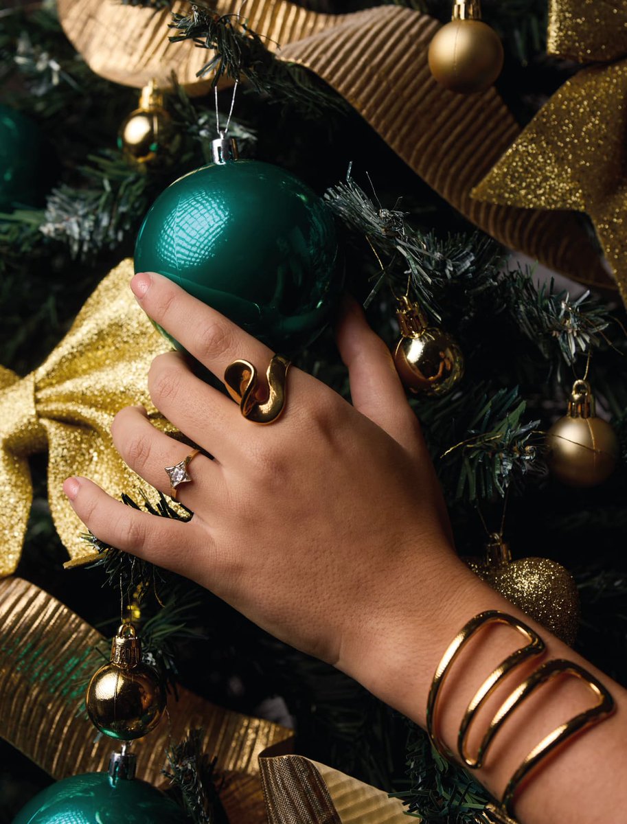 ✨ Los regalos perfectos para esta Navidad te esperan en Anartxy. 📷 ¡Quedan pocas horas! Estamos empaquetando tus joyas con mimo para que lleguen justo a tiempo. No dejes pasar la magia de regalar. 📷anartxy.com #hohoho #navidad #regalos
