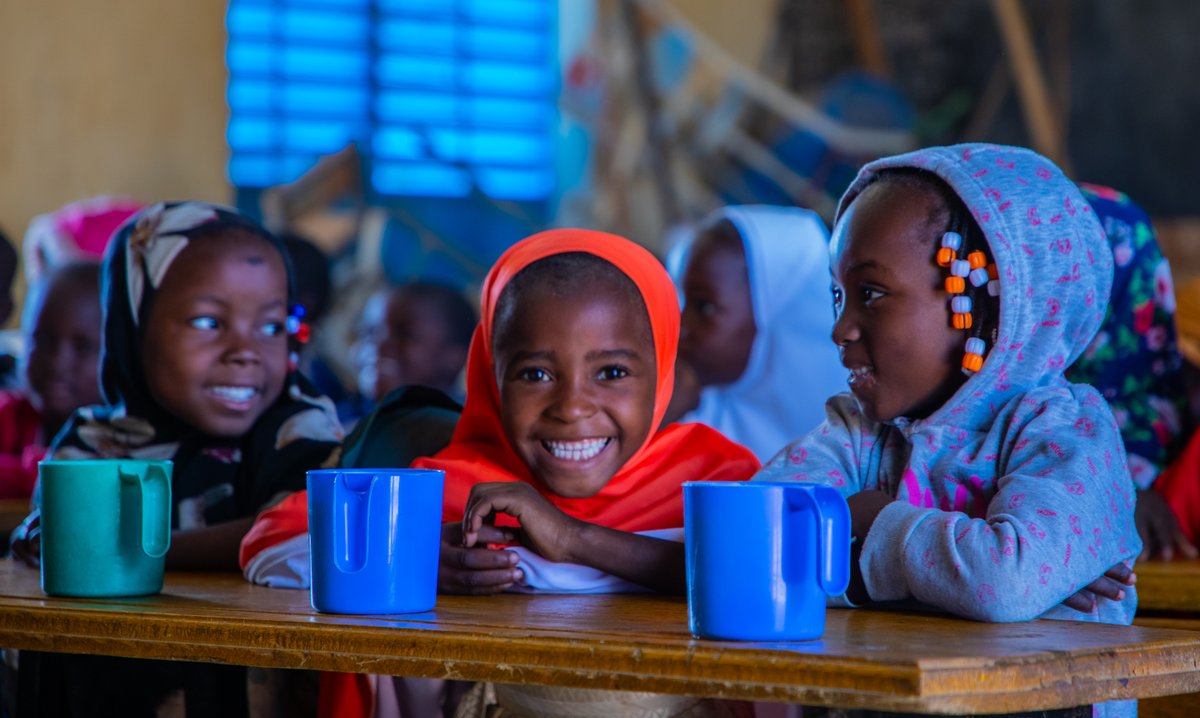 WFP_Niger's tweet photo. À l'école publique de Chadakori, région de Maradi, les enfants savourent un bol de bouillie de mil chaque matin. 

Grâce au soutien généreux de 🇱🇺🇲🇨🇳🇴🇨🇦🇪🇸🇩🇪🇩🇰🇯🇵, près de 3⃣3⃣0⃣0⃣0⃣0⃣👨🏿‍🎓👩🏿‍🎓dans 1⃣6⃣6⃣6⃣écoles recevront des repas chauds cette année scolaire. 

#AlimentationScolaire https://t.co/s1WmJN56WV