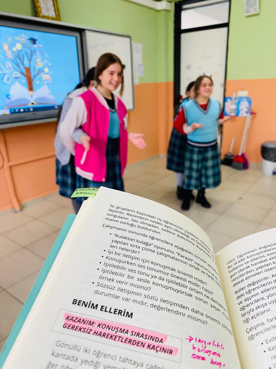 TaskesigiOkulu's tweet photo. Bugün 6.sınıf öğrencilerimizle birlikte “Konuşma esnasında beden dilinin önemini kavrar.”kazanımının önemini kavramak için “Benim Ellerim” etkinliğini gerçekleştirdik.
@tcmeb @Ordu_MEM @CaybasM @mfvargeloglu @ELTHakanAYDIN https://t.co/gLbpgLdKZu