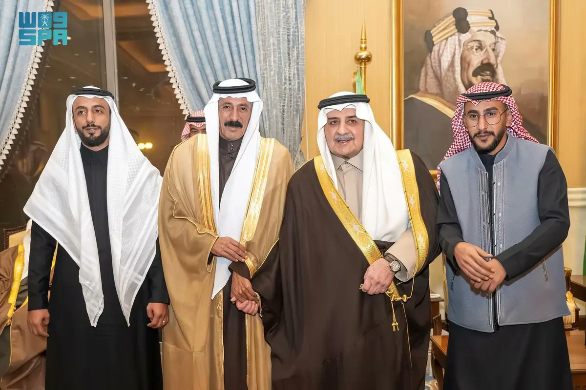 SPAregions's tweet photo. أمير منطقة تبوك يستقبل المواطن عبداللطيف العطوي الذي تنازل عن قاتل ابنه لوجه الله تعالى.
https://t.co/EXzU8Bbriz
#واس_عام https://t.co/ZDn8x8CCL3